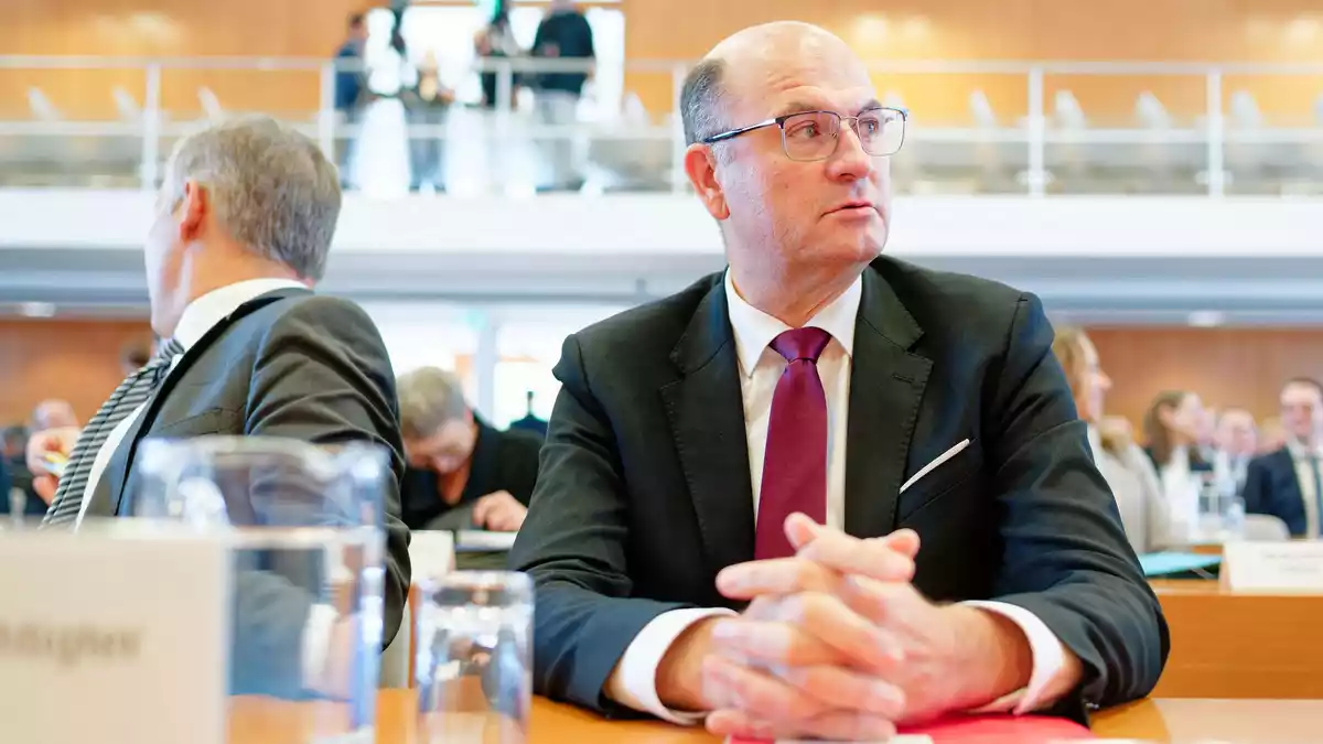 Bayerns Finanzminister plädierte in Karlsruhe für eine Regionalisierung der Steuer. - Bild: Uwe Anspach/dpa