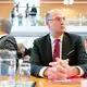 Bayerns Finanzminister plädierte in Karlsruhe für eine Regionalisierung der Steuer. - Bild: Uwe Anspach/dpa
