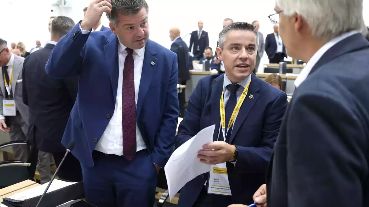 CDU-Fraktionschef Sven Schulze und der parlamentarische Geschäftsführer der CDU-Fraktion, Stefan Ruland, im Gespräch im Landtag. (Archivbild)  - Bild: Jan Woitas/dpa pool/dpa