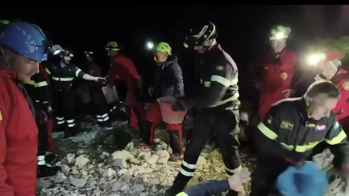 Seit Sonntagnachmittag saß der Mann in der Höhle fest. - Bild: ---/Italienische Berg- und Höhlenrettung/dpa