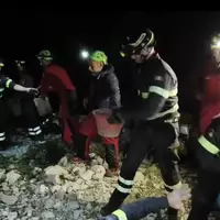 Seit Sonntagnachmittag saß der Mann in der Höhle fest. - Foto: ---/Italienische Berg- und Höhlenrettung/dpa