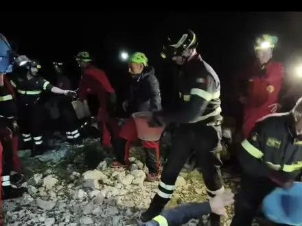 Seit Sonntagnachmittag saß der Mann in der Höhle fest. - Foto: ---/Italienische Berg- und Höhlenrettung/dpa