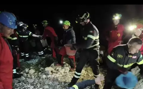 Seit Sonntagnachmittag saß der Mann in der Höhle fest. - Foto: ---/Italienische Berg- und Höhlenrettung/dpa