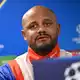 Trainer Kompany erklärt den Verzicht auf Neuer. - Bild: Peter Kneffel/dpa