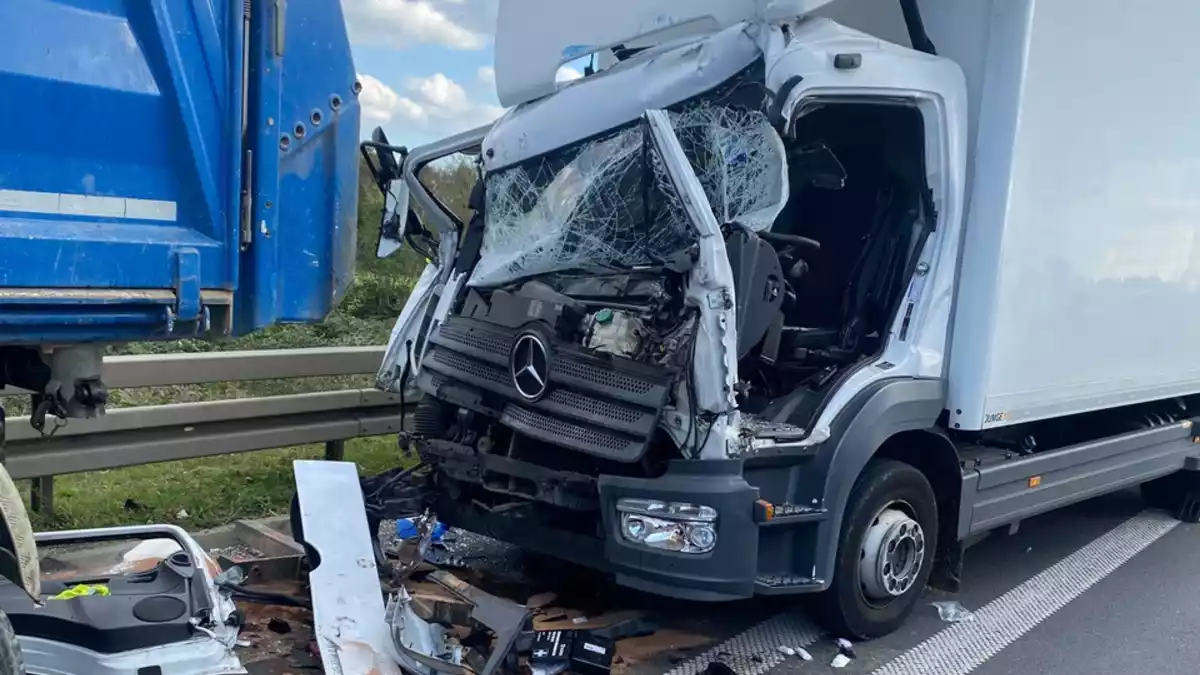 FW-NE: Schwerer Lkw-Unfall auf der A57 | Feuerwehr befreit lebensgefährlich verletzten Fahrer - Bild: presseportal.de