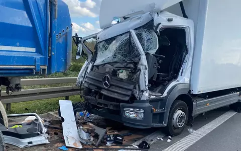 FW-NE: Schwerer Lkw-Unfall auf der A57 | Feuerwehr befreit lebensgefährlich verletzten Fahrer - Foto: presseportal.de