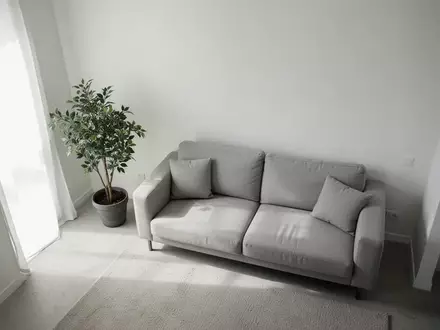 Symbolbild: helles, minimalistisch eingerichtetes Wohnzimmer - Foto: über boerse-global.de