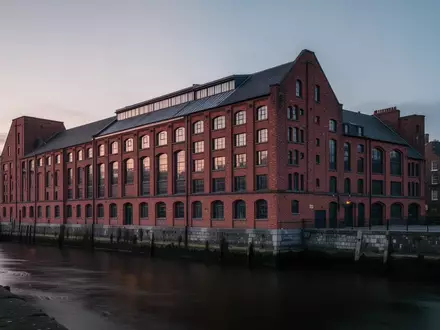 Das historische Tropical Fruit Warehouse in Dublin bei Dämmerung, architektonische Außenansicht. - Foto: über boerse-global.de