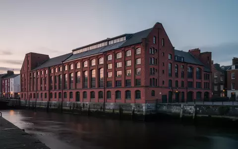 Das historische Tropical Fruit Warehouse in Dublin bei Dämmerung, architektonische Außenansicht. - Foto: über boerse-global.de