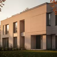 Eine minimalistische Hausfassade im Herbstlicht, die den Kontext von Mietwohnungen und Wohnkosten symbolisiert. - Foto: über boerse-global.de