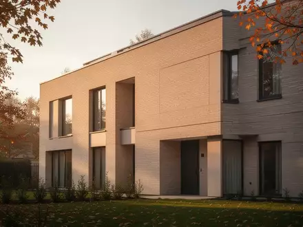 Eine minimalistische Hausfassade im Herbstlicht, die den Kontext von Mietwohnungen und Wohnkosten symbolisiert. - Foto: über boerse-global.de