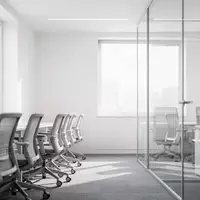 Ein minimalistisch gestaltetes, leeres Büro mit modernen Arbeitsplätzen und natürlichem Tageslicht. - Foto: über boerse-global.de