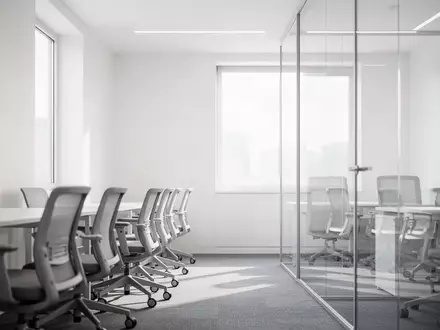 Ein minimalistisch gestaltetes, leeres Büro mit modernen Arbeitsplätzen und natürlichem Tageslicht. - Foto: über boerse-global.de