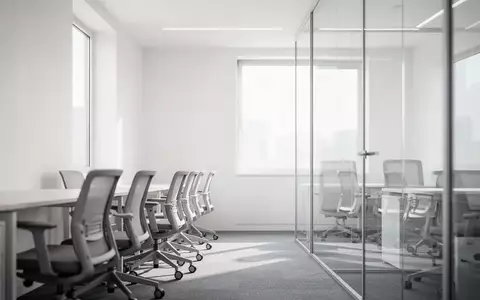 Ein minimalistisch gestaltetes, leeres Büro mit modernen Arbeitsplätzen und natürlichem Tageslicht. - Foto: über boerse-global.de