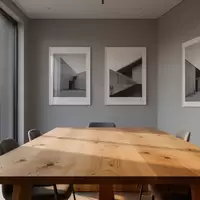 Ein minimalistischer, heller Büroraum mit einem Holztisch bei Tageslicht. - Foto: über boerse-global.de