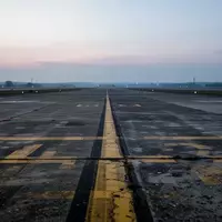 Leeres Rollfeld auf einem deutschen Regionalflughafen in der Abenddämmerung mit Bodenmarkierungen. - Foto: über boerse-global.de