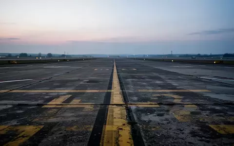 Leeres Rollfeld auf einem deutschen Regionalflughafen in der Abenddämmerung mit Bodenmarkierungen. - Foto: über boerse-global.de