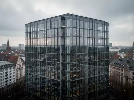 Moderne Glasfassade eines Bürogebäudes an einem bewölkten Tag. - Foto: über boerse-global.de