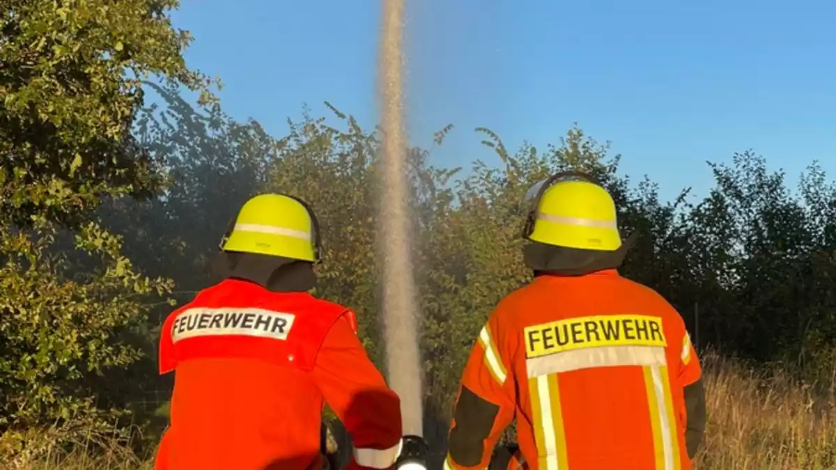 FW Lehrte: Regionsfeuerwehrbereitschaft des Brandschutzabschnitts 4 trainiert mit Kräften aus Burgdorf, Lehrte, Sehnde und Uetze die Wasserversorgung bei Vegetationsbränden - Bild: presseportal.de