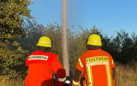 FW Lehrte: Regionsfeuerwehrbereitschaft des Brandschutzabschnitts 4 trainiert mit Kräften aus Burgdorf, Lehrte, Sehnde und Uetze die Wasserversorgung bei Vegetationsbränden - Foto: presseportal.de