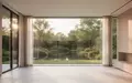 Ein helles, modernes und minimalistisches Wohninterieur mit Blick in einen ruhigen Garten bei Tageslicht. - Foto: über boerse-global.de