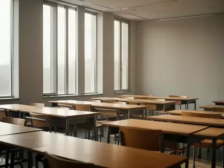 Ein leerer, modern gestalteter Klassenraum mit Holztischen und natürlichem Lichteinfall. - Foto: über boerse-global.de