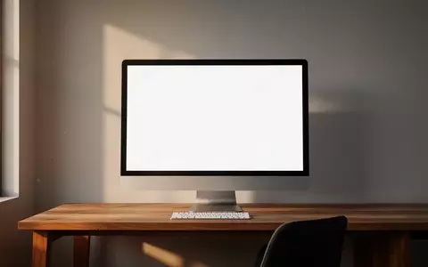 Ein minimalistischer Arbeitsplatz mit einem leeren Monitor auf einem Holztisch in einem hellen, modernen Büro. - Foto: über boerse-global.de
