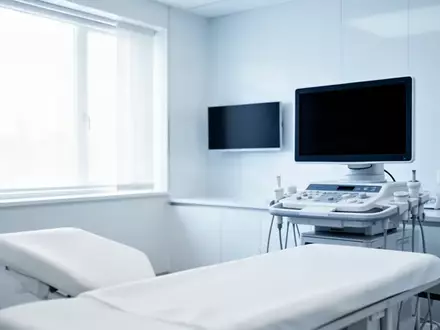 Ein moderner, heller Behandlungsraum in einer kardiologischen Klinik mit neutraler Einrichtung und ausgeschaltetem Monitor. - Foto: über boerse-global.de