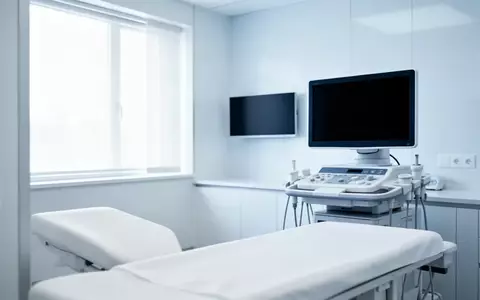 Ein moderner, heller Behandlungsraum in einer kardiologischen Klinik mit neutraler Einrichtung und ausgeschaltetem Monitor. - Foto: über boerse-global.de