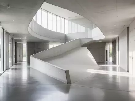 Eine helle, minimalistische Architektur mit einer barrierefreien Rampe in einem modernen Flur. - Foto: über boerse-global.de