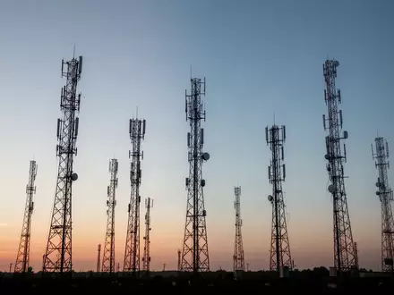 Ein Funkturm vor einem klaren Dämmerungshimmel als Symbol für die Mobilfunkinfrastruktur. - Foto: über boerse-global.de