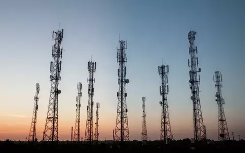 Ein Funkturm vor einem klaren Dämmerungshimmel als Symbol für die Mobilfunkinfrastruktur. - Foto: über boerse-global.de