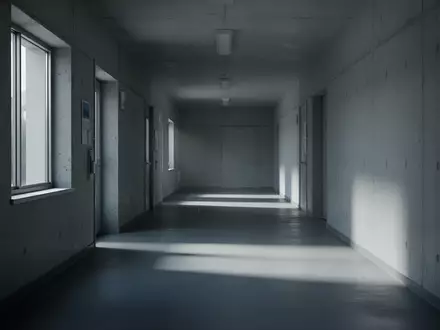 Ein leerer, minimalistischer Flur in einem Klinikgebäude mit kühlem Tageslicht und langen Schatten. - Foto: über boerse-global.de