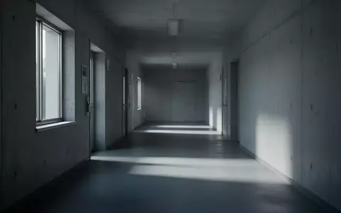 Ein leerer, minimalistischer Flur in einem Klinikgebäude mit kühlem Tageslicht und langen Schatten. - Foto: über boerse-global.de