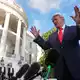 Er glaube, Putin wolle einen Deal mehr als Selenskyj - sagt Trump.  - Bild: Julia Demaree Nikhinson/AP/dpa