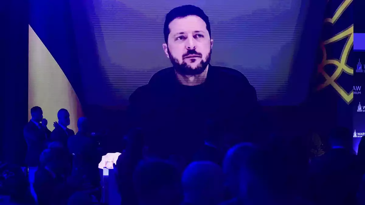 Der ukrainische Präsident Selenskyj wartet auf «konkrete Schritte» der Amerikaner. - Bild: Attila Husejnow/AP/dpa
