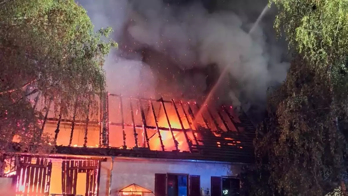 KFV-CW: Großbrand macht Wohnhaus unbewohnbar und verursacht hohen Schaden - Keine Verletzten - 50 Einsatzkräfte vor Ort - Bild: presseportal.de