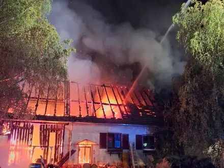 KFV-CW: Großbrand macht Wohnhaus unbewohnbar und verursacht hohen Schaden - Keine Verletzten - 50 Einsatzkräfte vor Ort - Foto: presseportal.de