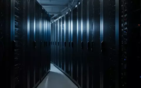 Dunkler, minimalistischer Serverraum mit symmetrischen Serverschränken in einer industriellen Umgebung. - Foto: über boerse-global.de