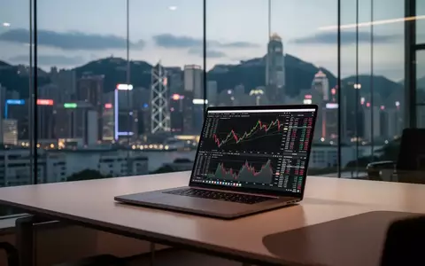 Ein modernes Büro in Hongkong mit Blick auf die Skyline, das die Finanzwelt und den Kryptomarkt symbolisiert. - Foto: über boerse-global.de