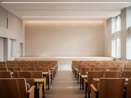 Ein moderner, leerer Hörsaal in einer medizinischen Universität mit natürlichem Lichteinfall. - Foto: über boerse-global.de