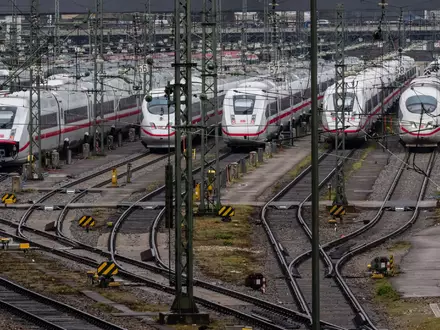 Mehr als 320 internationale Verbindungen hat die Bahn mit dem neuen Fahrplan im Angebot. (Archivbild) - Foto: Peter Kneffel/dpa