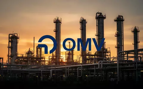 Moderne Raffinerieanlagen in der Abenddämmerung mit komplexen Rohrleitungen und industrieller Atmosphäre. - Foto: über boerse-global.de