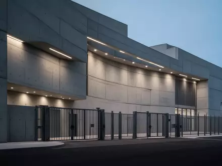 Moderne, massive Fassade eines öffentlichen Gebäudes in der Dämmerung, die Sicherheit und institutionelle Strenge vermittelt. - Foto: über boerse-global.de