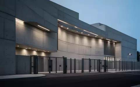 Moderne, massive Fassade eines öffentlichen Gebäudes in der Dämmerung, die Sicherheit und institutionelle Strenge vermittelt. - Foto: über boerse-global.de
