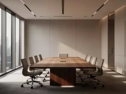 Ein minimalistischer, leerer Konferenzraum mit modernen architektonischen Linien und natürlichem Lichteinfall. - Foto: über boerse-global.de