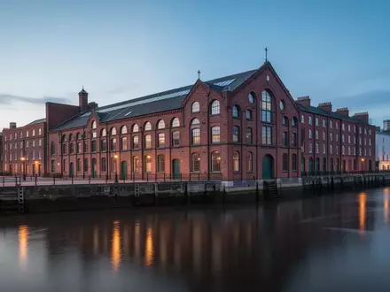Das historische Tropical Fruit Warehouse Gebäude am Fluss Liffey in Dublin während der Dämmerung. - Foto: über boerse-global.de
