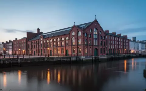 Das historische Tropical Fruit Warehouse Gebäude am Fluss Liffey in Dublin während der Dämmerung. - Foto: über boerse-global.de