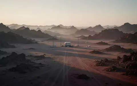 Weite, karge Wüstenlandschaft bei Dämmerung, die eine abgelegene Einsatzumgebung für autonome Systeme symbolisiert. - Foto: über boerse-global.de