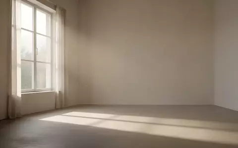 Ein minimalistischer, lichtdurchfluteter Raum mit sanften Schatten, der Ruhe und Reflexion symbolisiert. - Foto: über boerse-global.de